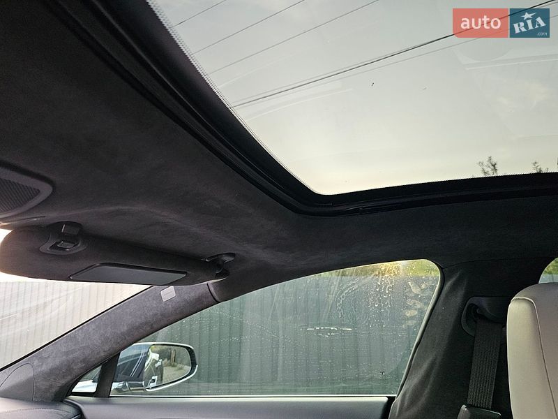 Ліфтбек Tesla Model S 2015 в Львові