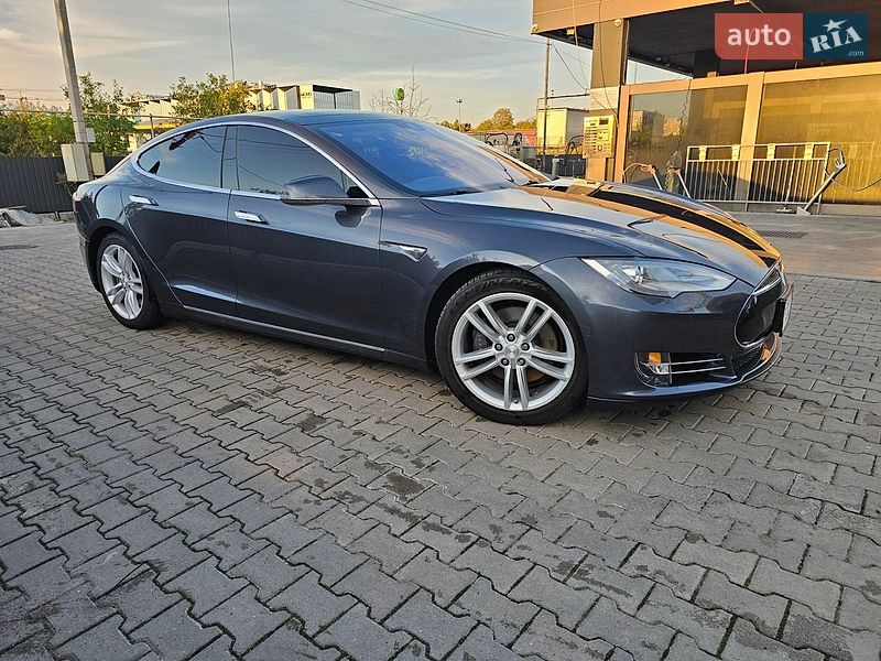 Ліфтбек Tesla Model S 2015 в Львові