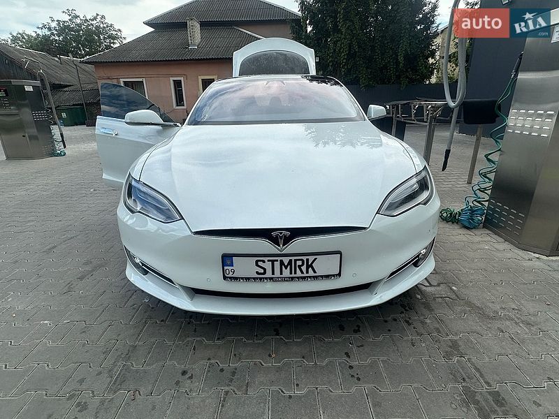Ліфтбек Tesla Model S 2016 в Коломиї