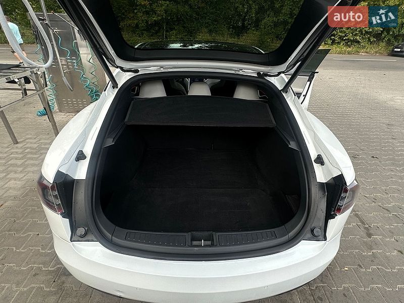Ліфтбек Tesla Model S 2016 в Коломиї