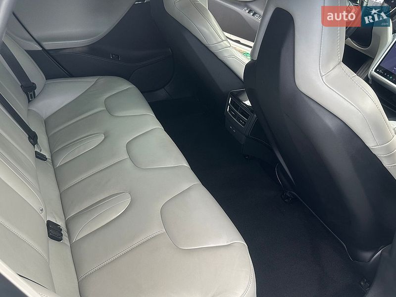 Ліфтбек Tesla Model S 2016 в Коломиї