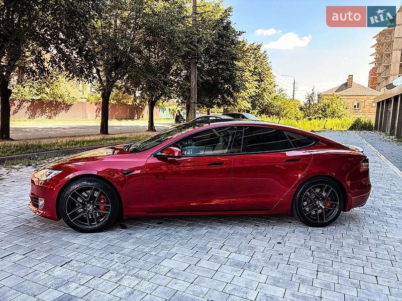 Лифтбек Tesla Model S 2019 в Черновцах