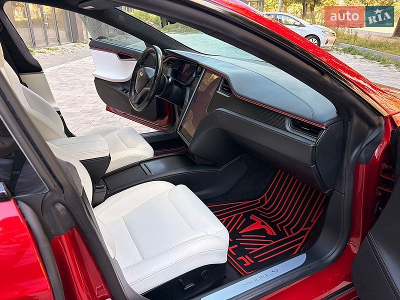 Лифтбек Tesla Model S 2019 в Черновцах