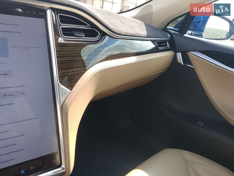 Лифтбек Tesla Model S 2016 в Днепре