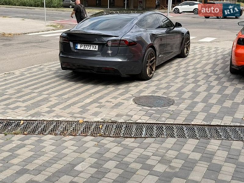 Лифтбек Tesla Model S 2022 в Киеве