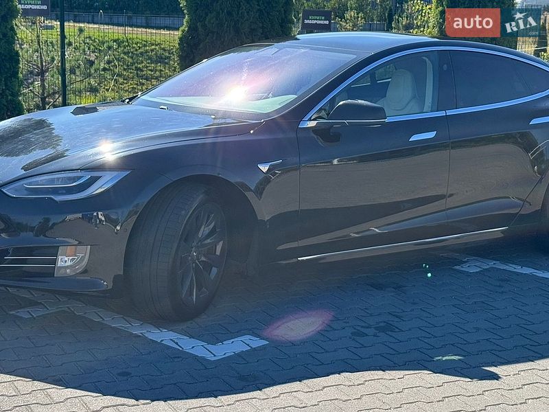 Лифтбек Tesla Model S 2018 в Киеве
