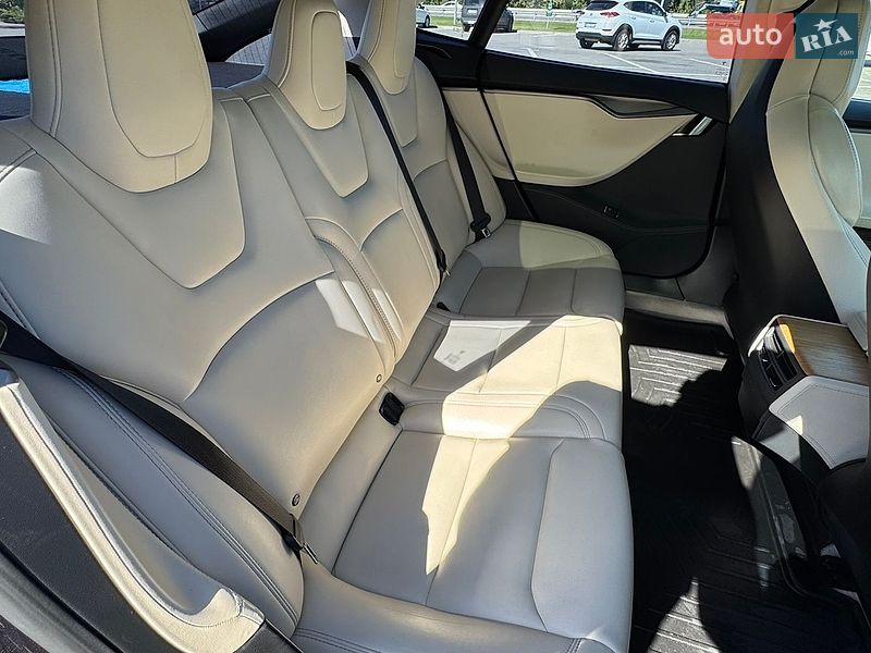 Лифтбек Tesla Model S 2018 в Киеве