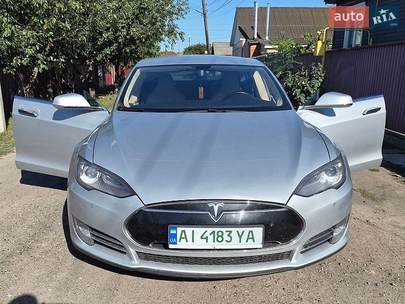 Ліфтбек Tesla Model S 2014 в Ніжині