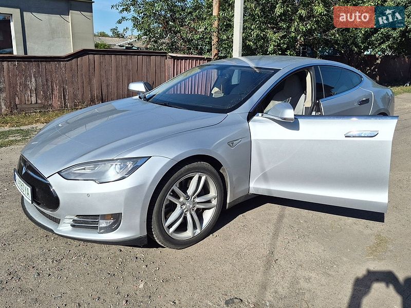 Ліфтбек Tesla Model S 2014 в Ніжині