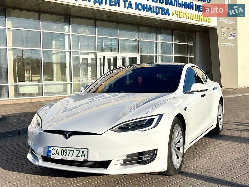 Лифтбек Tesla Model S 2016 в Смеле