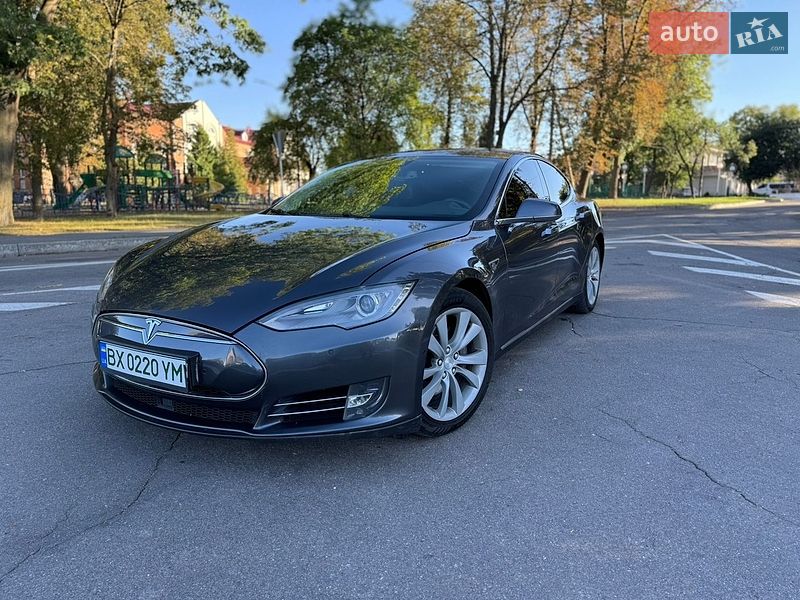 Лифтбек Tesla Model S 2015 в Виннице