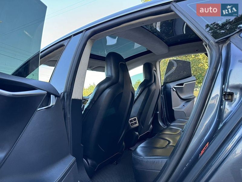 Лифтбек Tesla Model S 2015 в Виннице