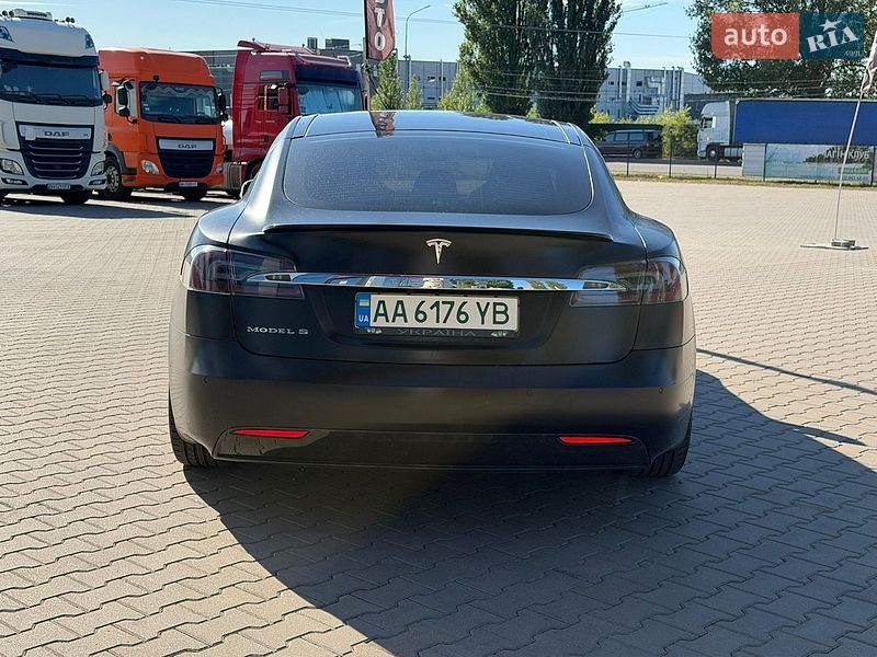 Ліфтбек Tesla Model S 2016 в Києві