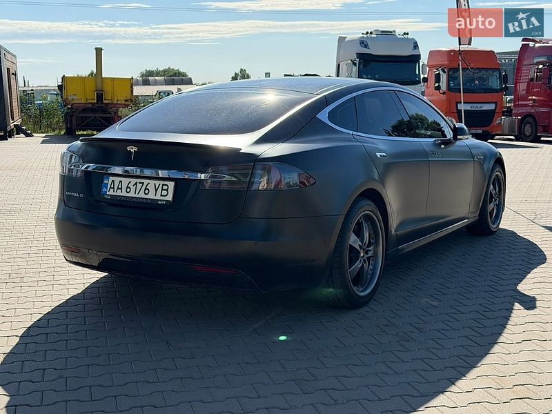 Ліфтбек Tesla Model S 2016 в Києві