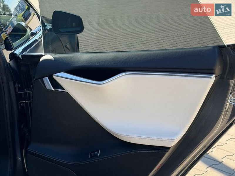 Ліфтбек Tesla Model S 2016 в Києві