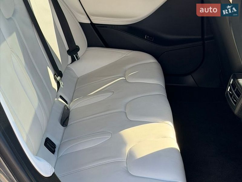 Ліфтбек Tesla Model S 2016 в Києві