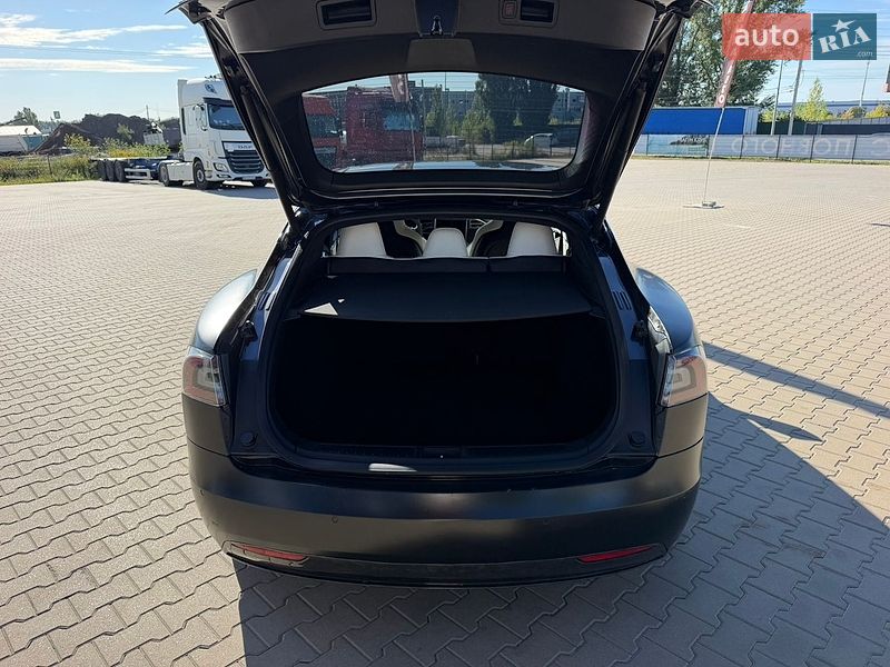 Ліфтбек Tesla Model S 2016 в Києві