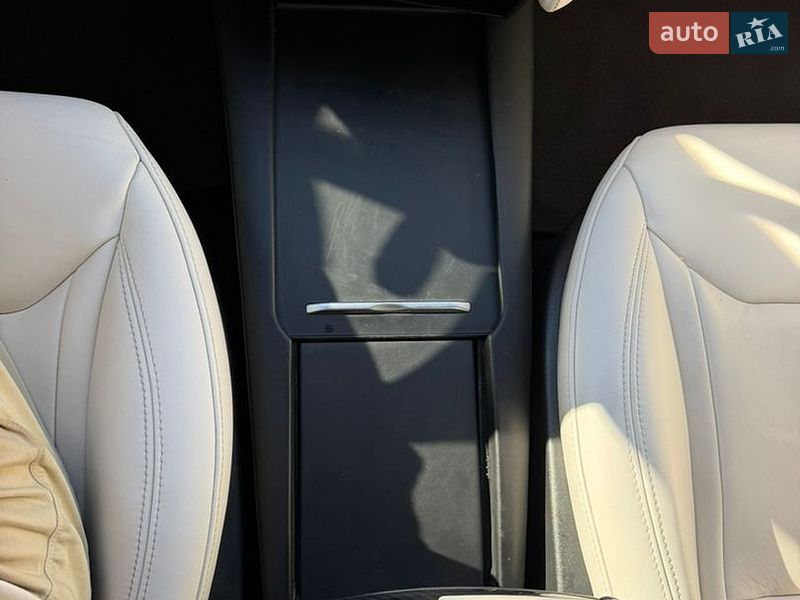 Ліфтбек Tesla Model S 2016 в Києві