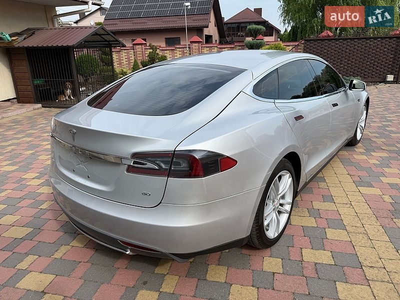 Ліфтбек Tesla Model S 2013 в Дубні