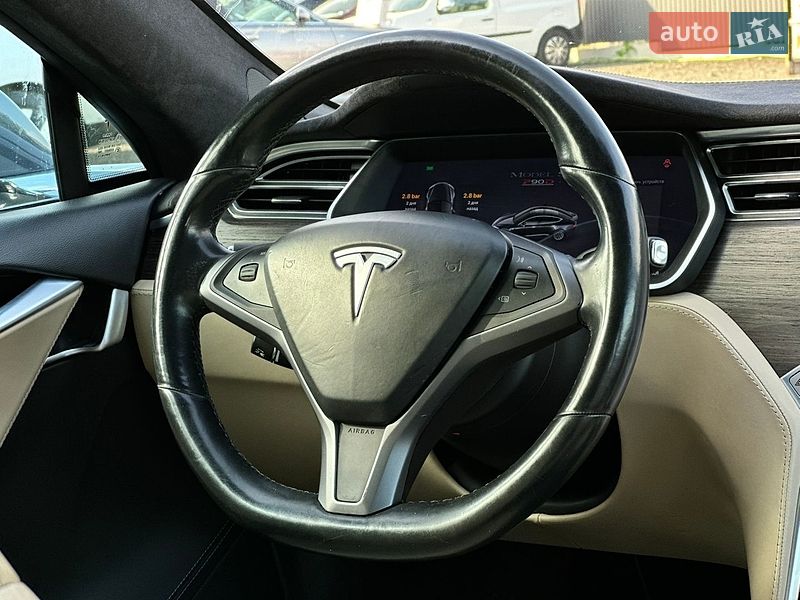 Лифтбек Tesla Model S 2016 в Луцке