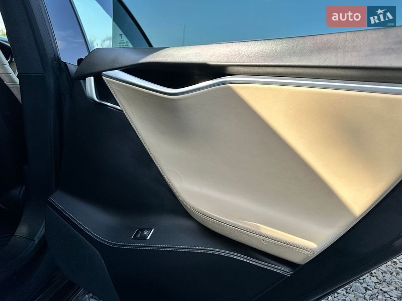Лифтбек Tesla Model S 2016 в Луцке