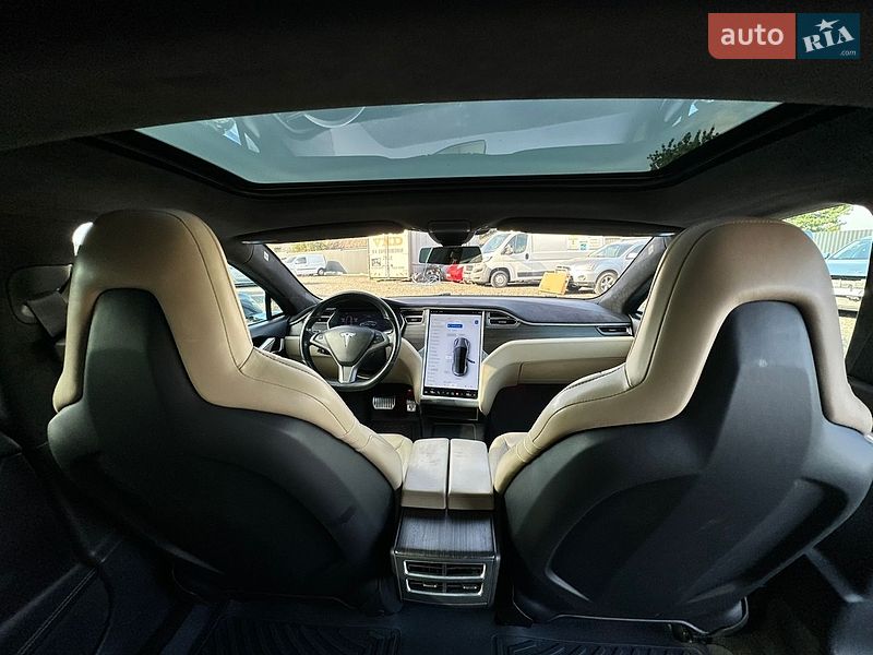 Лифтбек Tesla Model S 2016 в Луцке