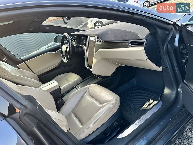 Лифтбек Tesla Model S 2016 в Луцке