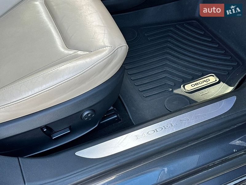 Лифтбек Tesla Model S 2016 в Луцке