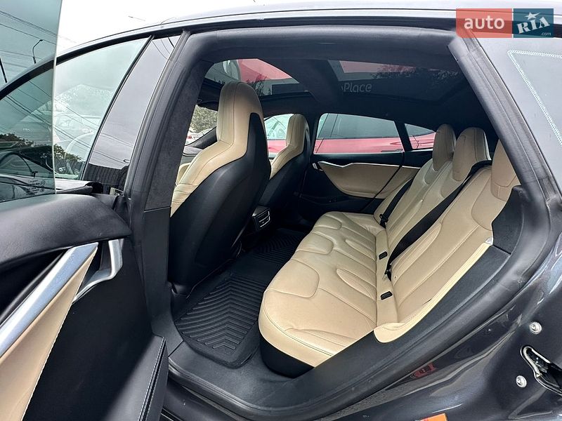 Лифтбек Tesla Model S 2016 в Луцке
