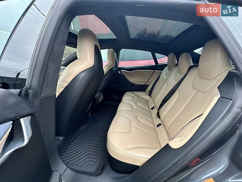 Лифтбек Tesla Model S 2016 в Луцке