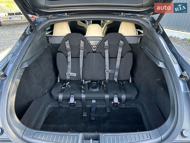 Лифтбек Tesla Model S 2016 в Луцке