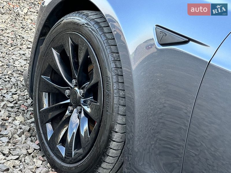 Лифтбек Tesla Model S 2016 в Луцке