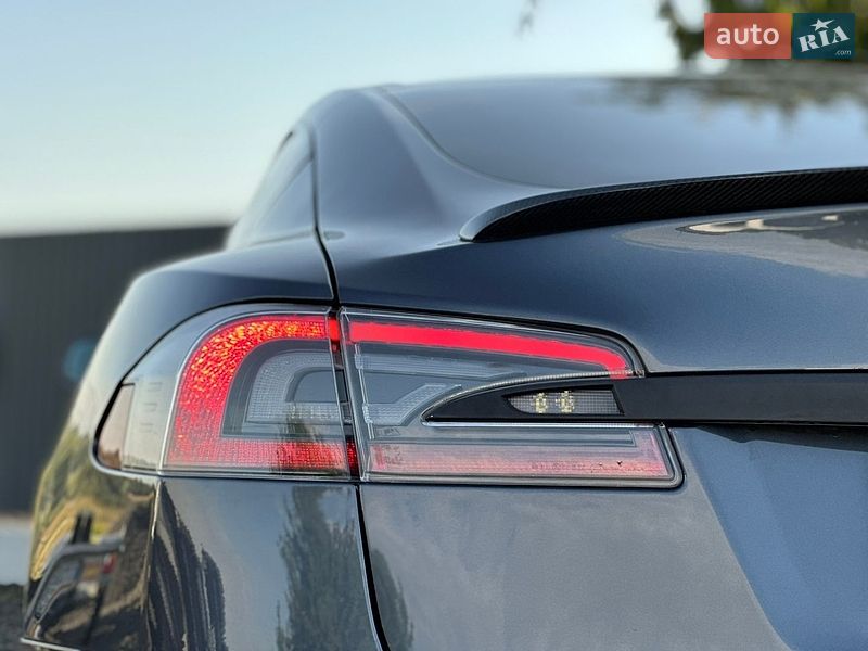 Лифтбек Tesla Model S 2016 в Луцке