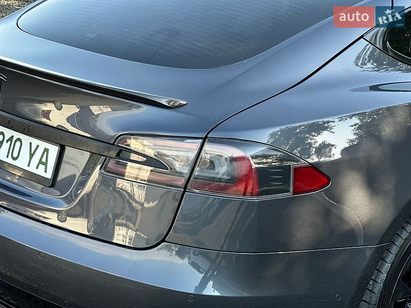 Лифтбек Tesla Model S 2016 в Луцке
