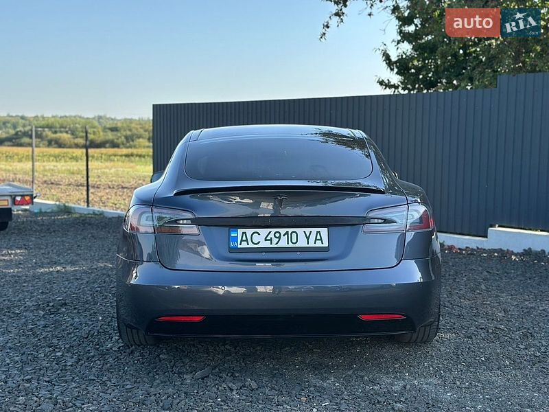 Лифтбек Tesla Model S 2016 в Луцке