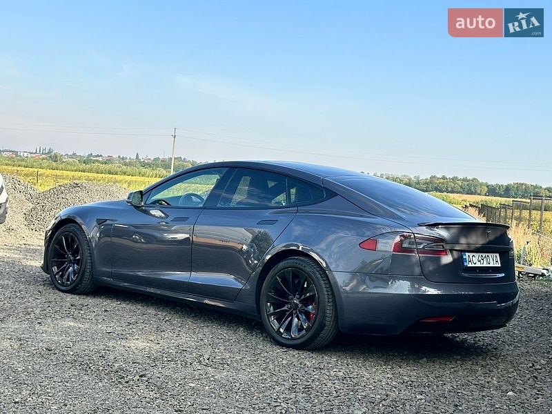 Лифтбек Tesla Model S 2016 в Луцке