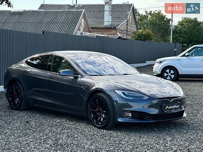 Лифтбек Tesla Model S 2016 в Луцке