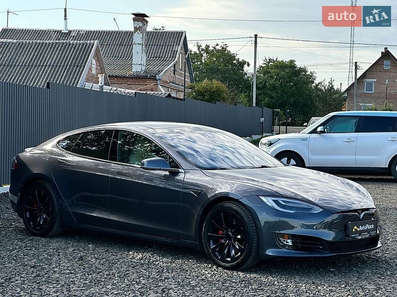Лифтбек Tesla Model S 2016 в Луцке