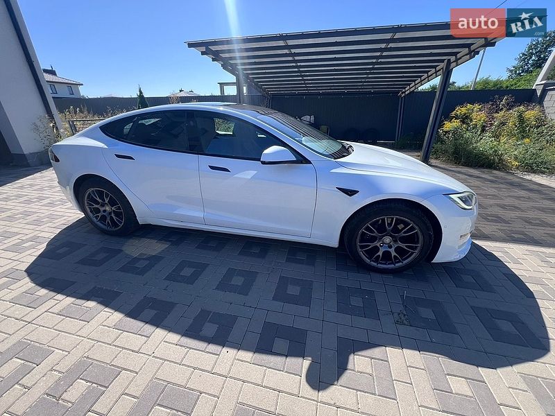 Лифтбек Tesla Model S 2021 в Киеве
