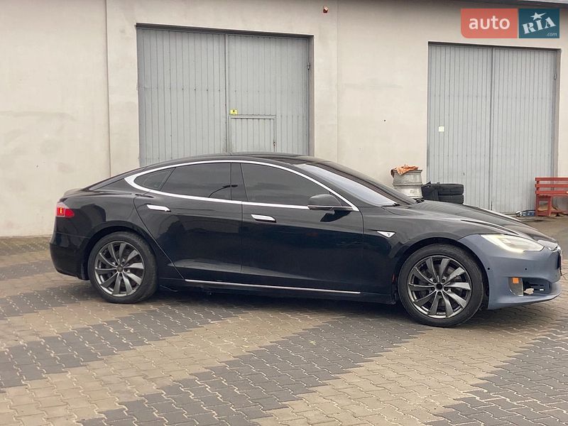 Лифтбек Tesla Model S 2016 в Луцке