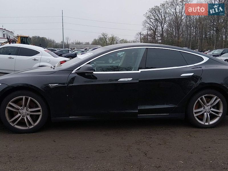 Ліфтбек Tesla Model S 2014 в Львові
