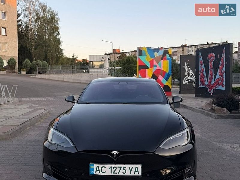 Лифтбек Tesla Model S 2017 в Луцке