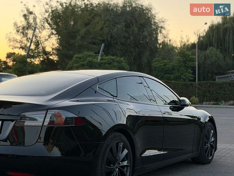 Лифтбек Tesla Model S 2017 в Луцке