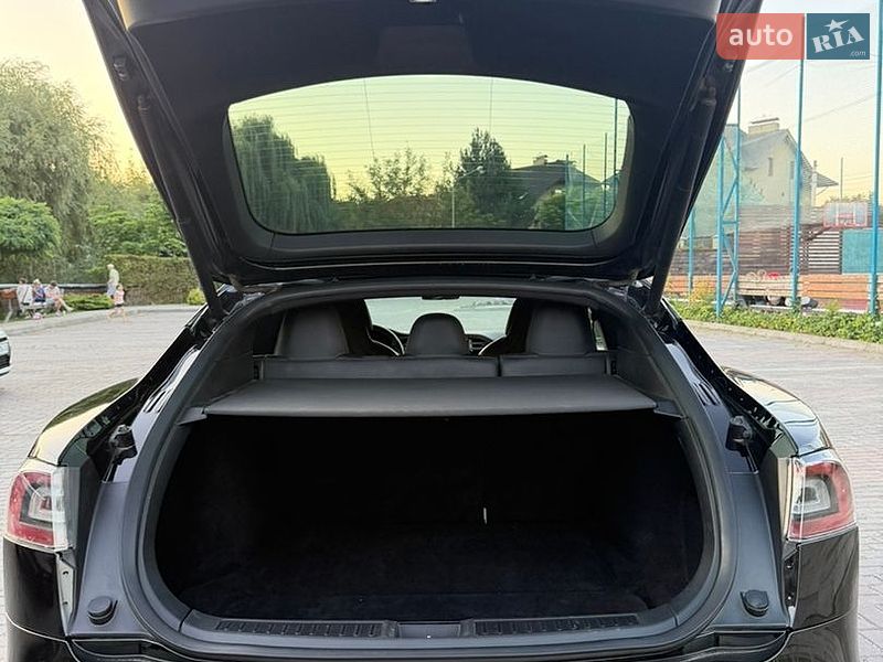 Лифтбек Tesla Model S 2017 в Луцке