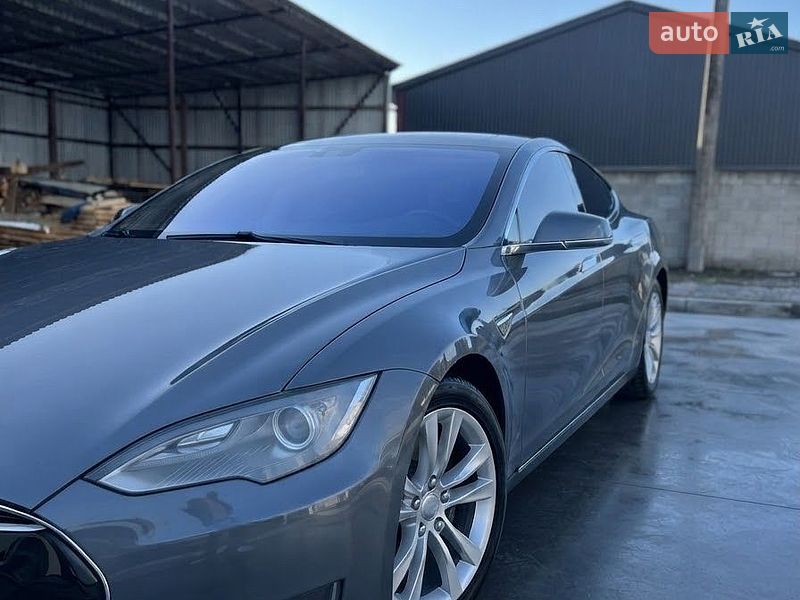 Лифтбек Tesla Model S 2013 в Долине