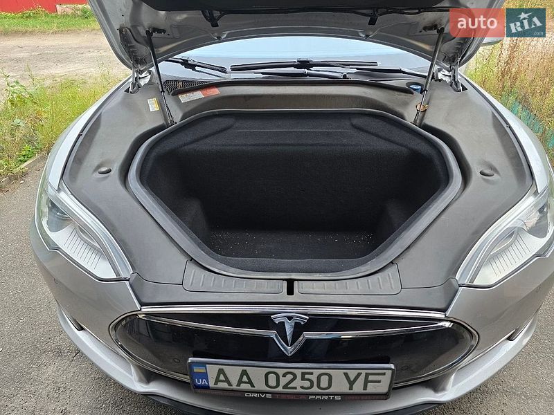 Лифтбек Tesla Model S 2015 в Киеве