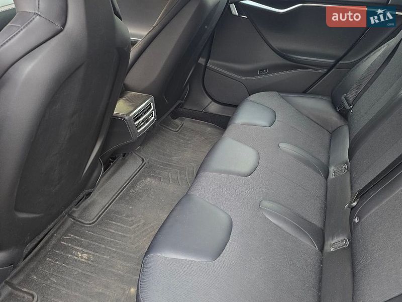 Лифтбек Tesla Model S 2015 в Киеве