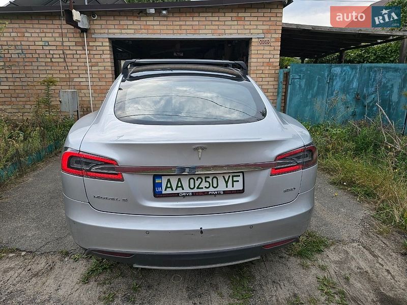 Лифтбек Tesla Model S 2015 в Киеве