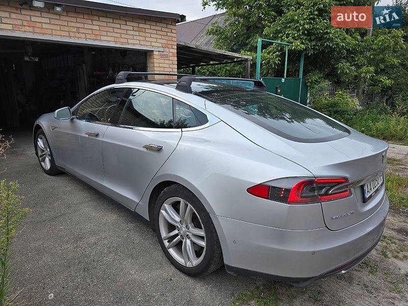 Лифтбек Tesla Model S 2015 в Киеве