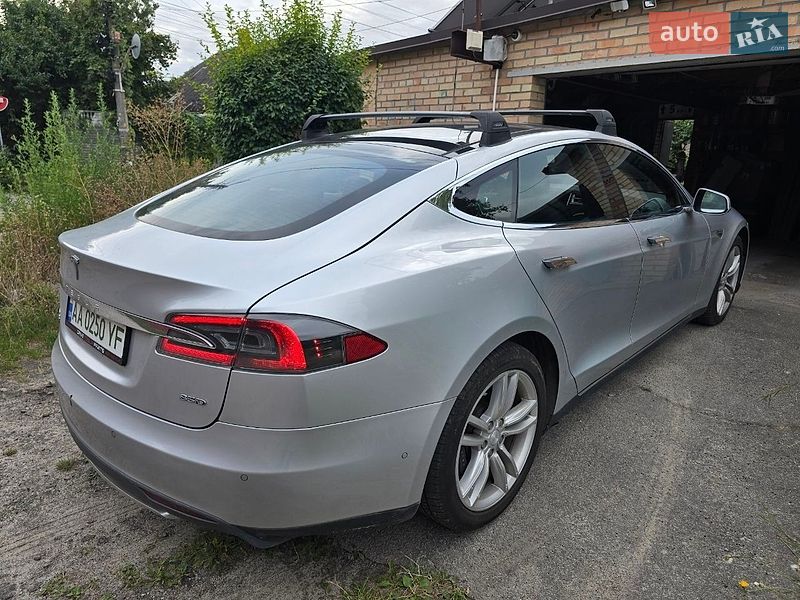 Лифтбек Tesla Model S 2015 в Киеве